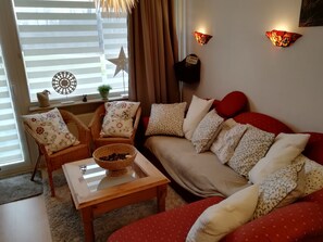 Smart TV, reproductor de DVD, tenis de mesa y libros