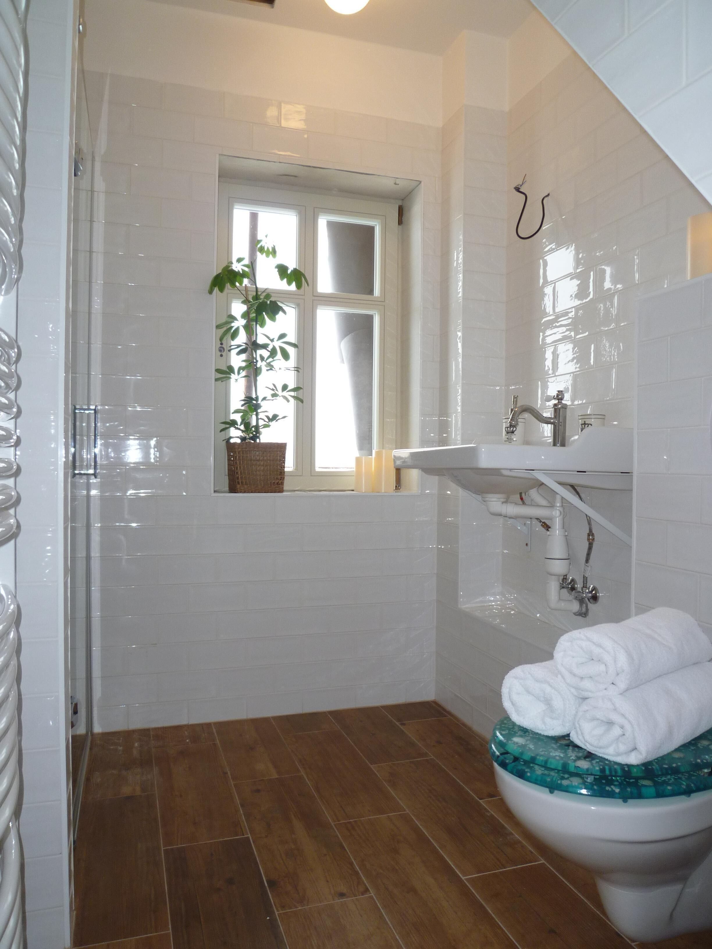 Een haardroger, handdoeken, zeep, shampoo