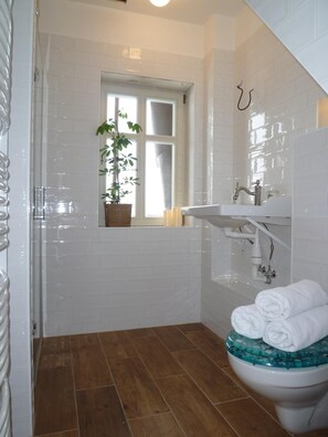Haartrockner, Handtücher, Seife, Shampoo