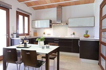 Spacious, high quality, terrace, pool, garden, family-friendly, central, WiFi