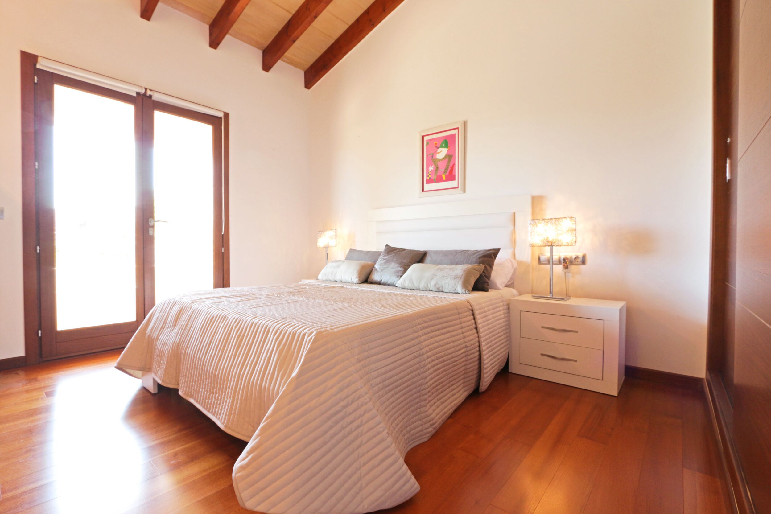 3 chambres, bureau, fer et planche à repasser, lit parapluie