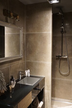 Bathtub, hair dryer, bathrobes, towels - Luxury chalet with pool, home cinema, fitness, sauna, Eibsee, Zugspitze, Garmisch (Grainau)