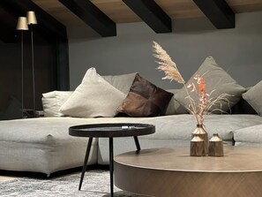 Smart-tv, een open haard, boeken en een stereo