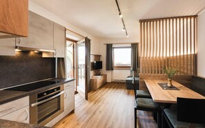 Kjøleskap, ovn, kokeplater og oppvaskmaskin