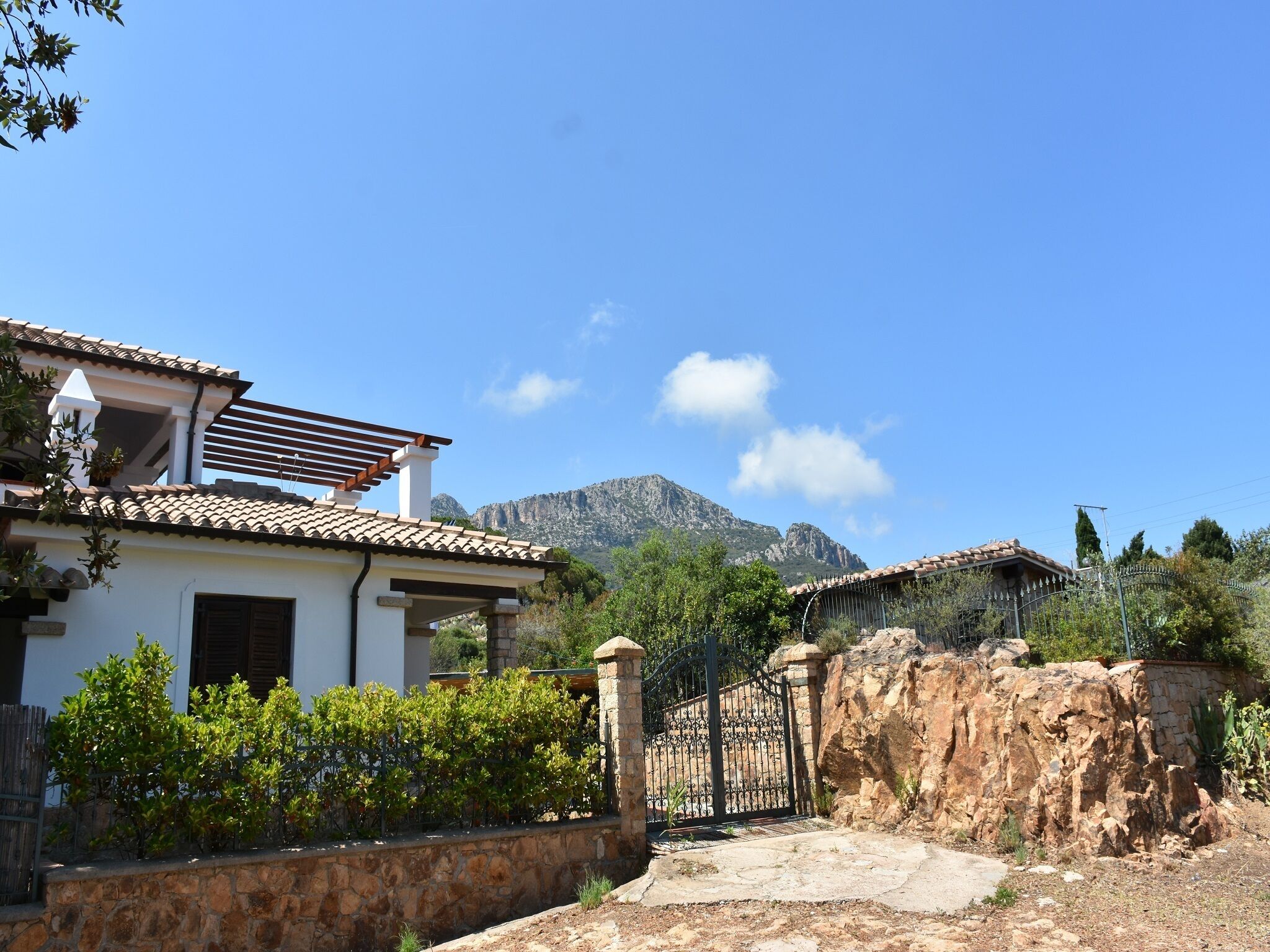 Villa Juniper. Apartment with exclusive garden 4 minutes walk on the sandy beach.