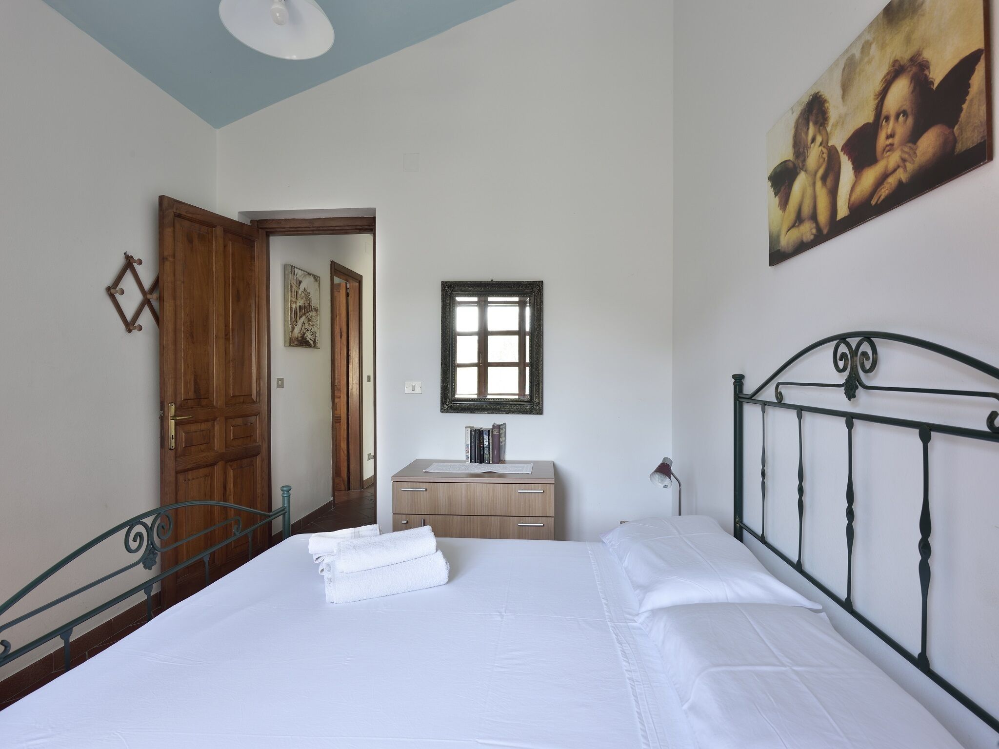 Villa Juniper. Apartment with exclusive garden 4 minutes walk on the sandy beach.