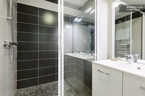 Douche, sèche-cheveux, serviettes fournies, savon