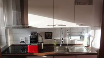 Kühlschrank, Mikrowelle, Ofen, Herdplatte