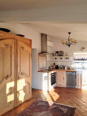 Refrigerador, horno, lavavajillas y cafetera y tetera 