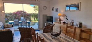 TV, DVD player - Sauzai's Hamlet (Bretignolles-sur-Mer)