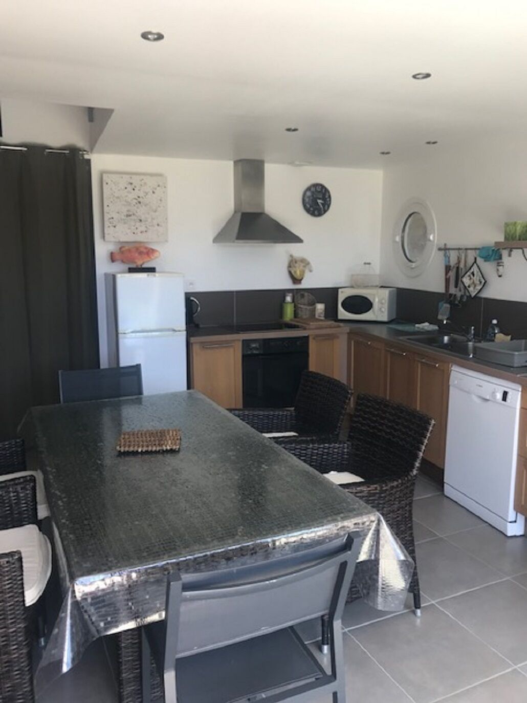 Jääkaappi, mikroaaltouuni, uuni, liesi