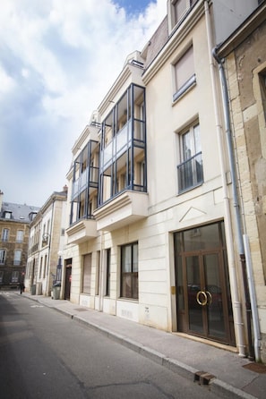 A row of townhouses with large windows, a street in front, and a clear sky. - Gerland Apartment - quiet - historic city center (Dijon)