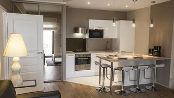 Een koelkast, een microgolfoven, een oven, een kookplaat