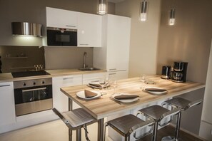 Frigorifero, microonde, forno, piano cottura