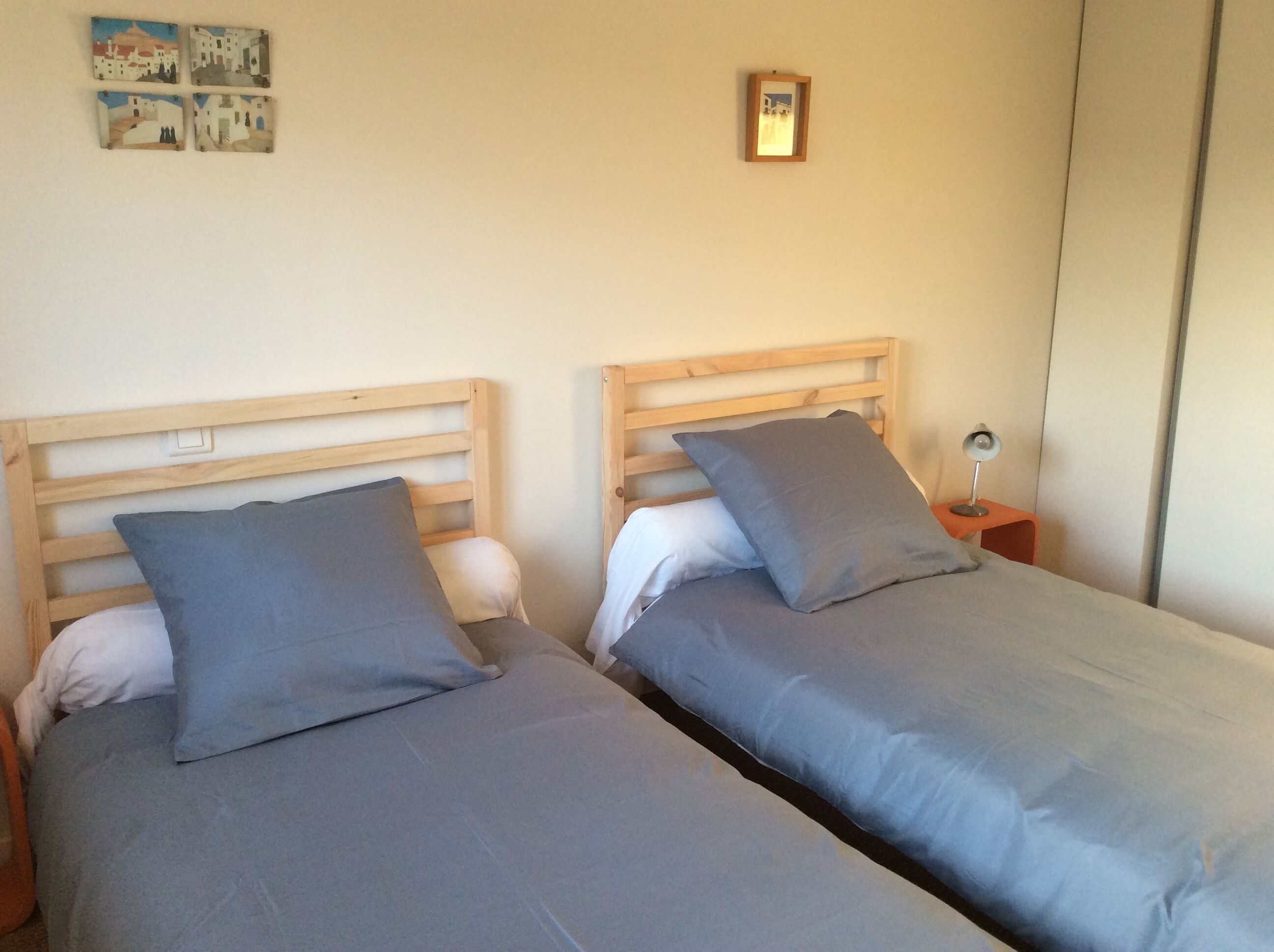 3 dormitorios, tabla de planchar con plancha, cuna de viaje