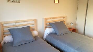 3 dormitorios, tabla de planchar con plancha, cuna de viaje