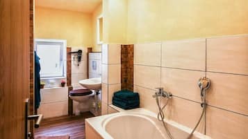 Badewanne, Haartrockner, Handtücher, Toilettenpapier