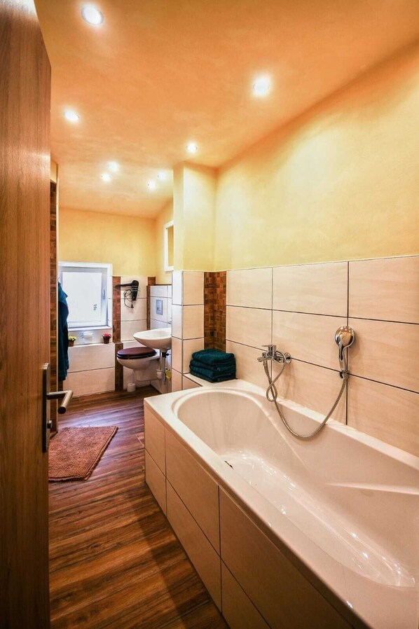 Badewanne, Haartrockner, Handtücher, Toilettenpapier
