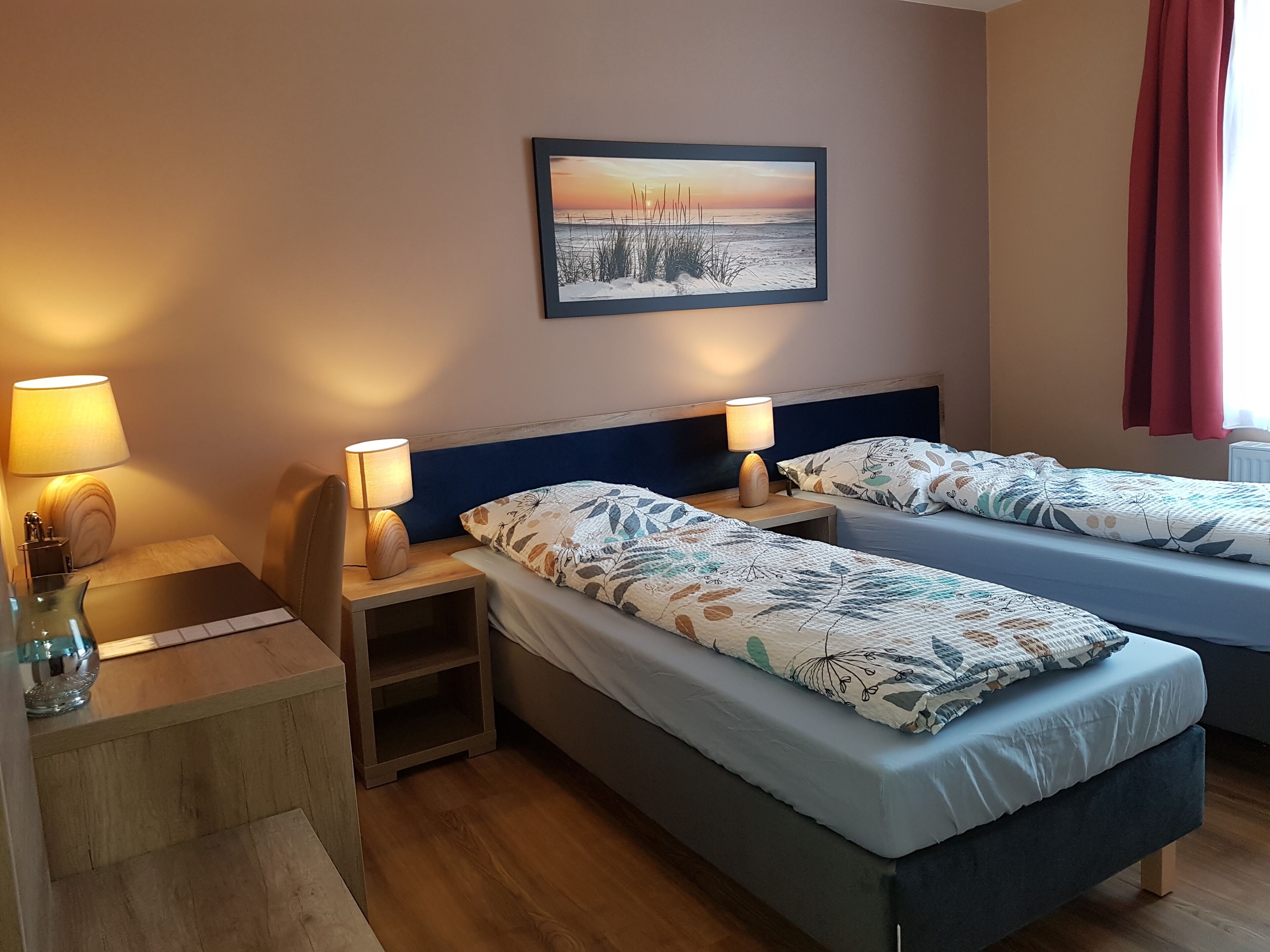 2 Schlafzimmer, Schreibtisch, schallisolierte Zimmer, WLAN