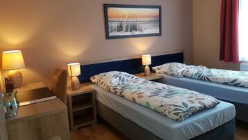 2 Schlafzimmer, Schreibtisch, schallisolierte Zimmer, WLAN