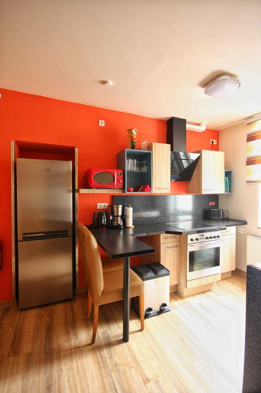 Kühlschrank, Mikrowelle, Ofen, Geschirrspüler
