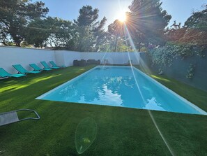 Outdoor pool, a heated pool - Air-conditioned Maison de Maitre 13 km from beaches, gardens, secure swimming pool, games. (Lespignan)