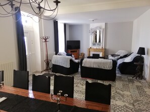 Fernseher, DVD-Player, Tischtennisplatte, Bücher