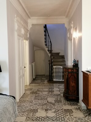 Interior - Air-conditioned Maison de Maitre 13 km from beaches, gardens, secure swimming pool, games. (Lespignan)