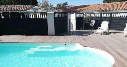 Studio-Ferienhaus für 2 Personen, private Terrasse und beheizter Pool