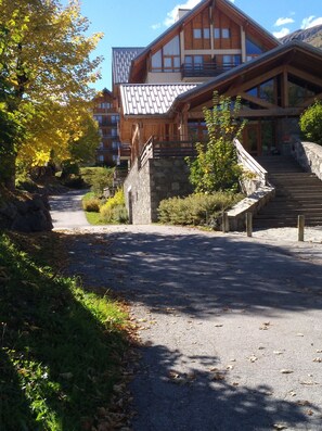 Eine Holzhütte mit einer Steintreppe, die zu einer Holzterrasse führt.