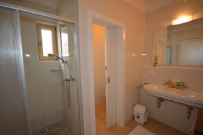 Shower, hair dryer, towels - Schmitten Finest Apartment - CAMERON (Zell am See)