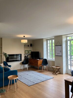 Fernseher, Kamin, Bücher