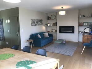 Fernseher, Kamin, Bücher