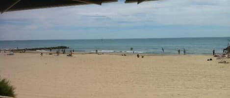 Plage, chaises longues