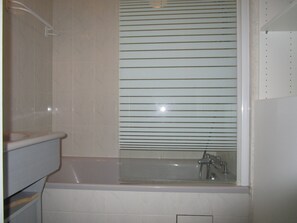 Hair dryer - Charming 2-Star Apartment, 100m from Beach, in City Center with Terrace (Les Sables-d'Olonne)