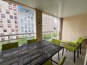 Outdoor dining - Charming 2-Star Apartment, 100m from Beach, in City Center with Terrace (Les Sables-d'Olonne)