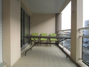 Outdoor dining - Charming 2-Star Apartment, 100m from Beach, in City Center with Terrace (Les Sables-d'Olonne)