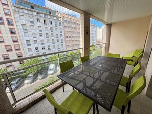 Outdoor dining - Charming 2-Star Apartment, 100m from Beach, in City Center with Terrace (Les Sables-d'Olonne)