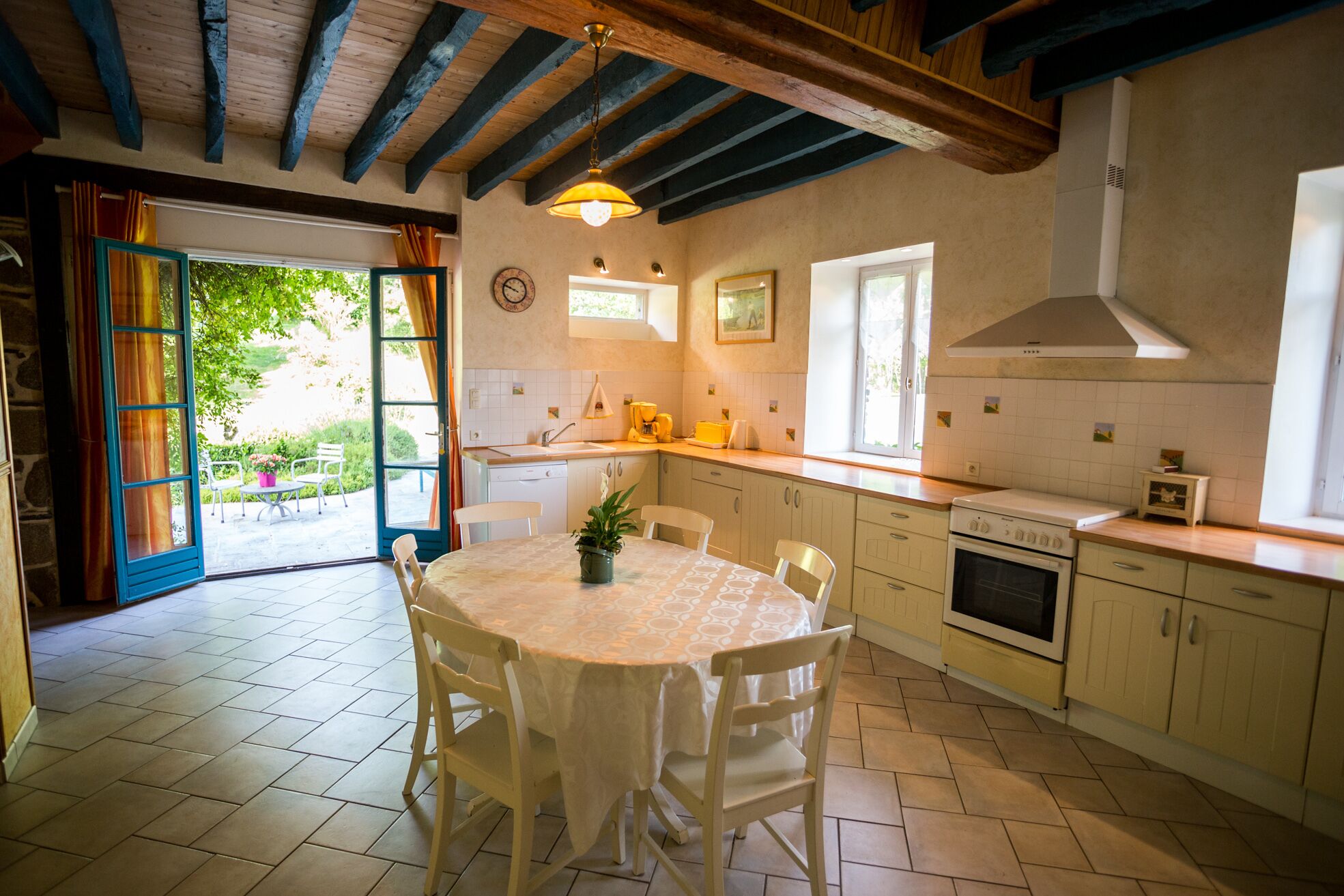 Quiet country cottage, large garden, children's games, beautiful walks, fishing.