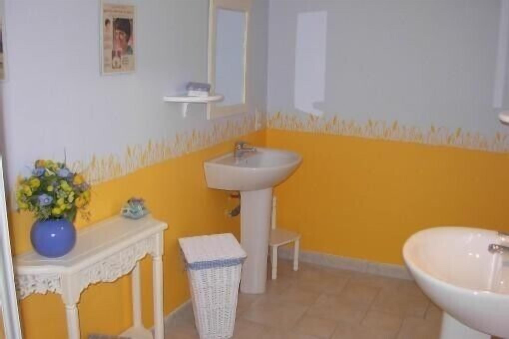 Quiet country cottage, large garden, children's games, beautiful walks, fishing.