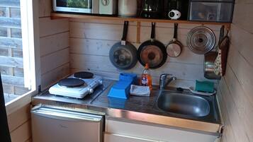 Kühlschrank, Mikrowelle, Herdplatte, Wasserkocher mit Kaffee-/Teezubehör