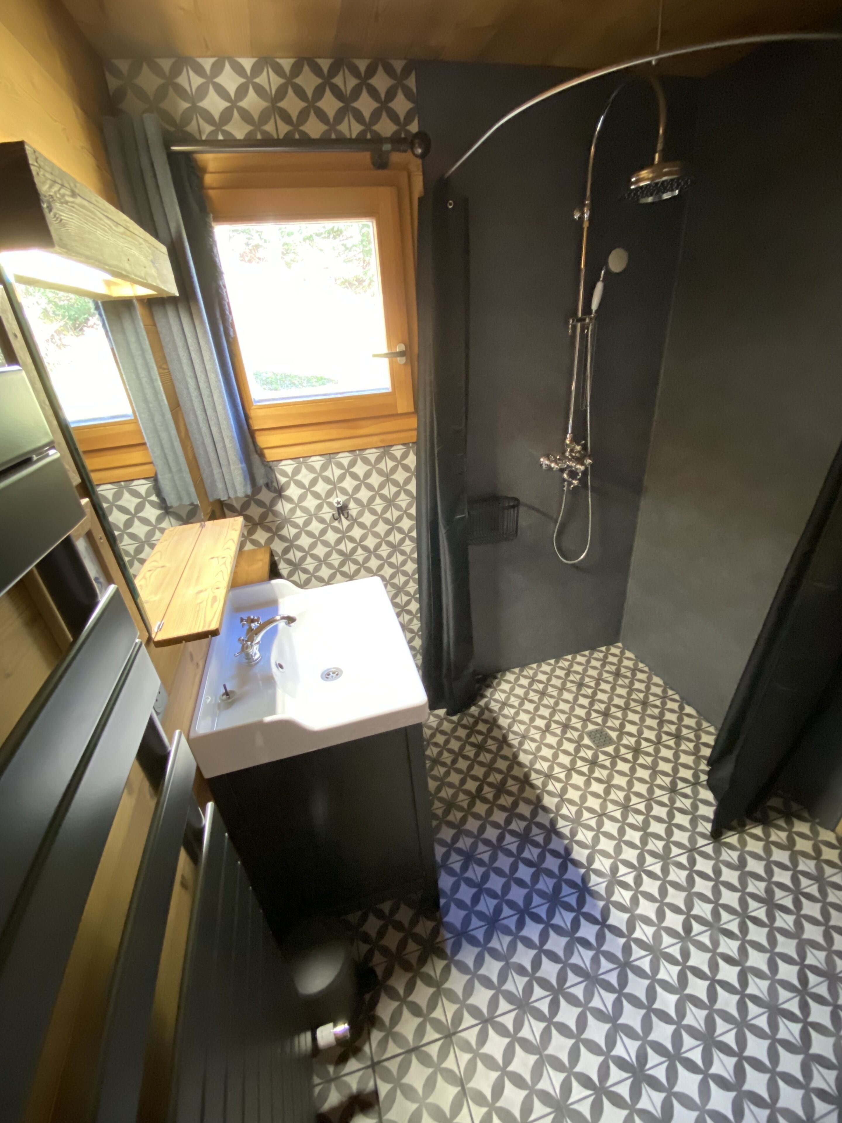 Ein kleines Badezimmer mit Waschbecken, Toilette und Dusche.