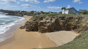 En la playa y camastros 