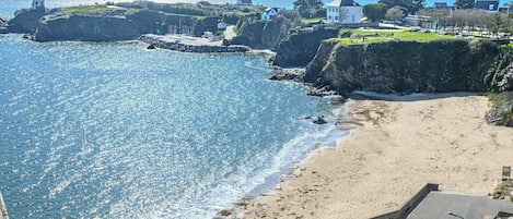 Plage à proximité, chaises longues