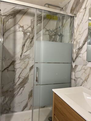 Douche, sĂšche-cheveux, serviettes fournies