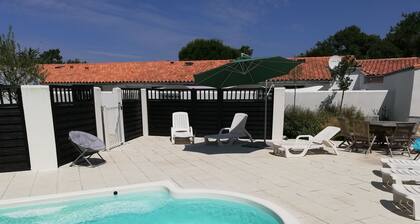 CLOS DES PINS **, Ferienhaus für 4 Personen, 2 Schlafzimmer, privater Patio, Schwimmbad