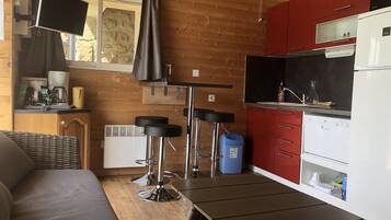 TV, lareira, mesa de pingue-pongue, livros