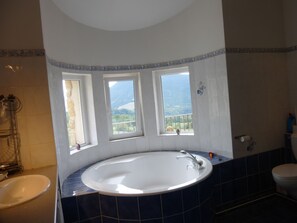 Baignoire, serviettes fournies, papier toilette