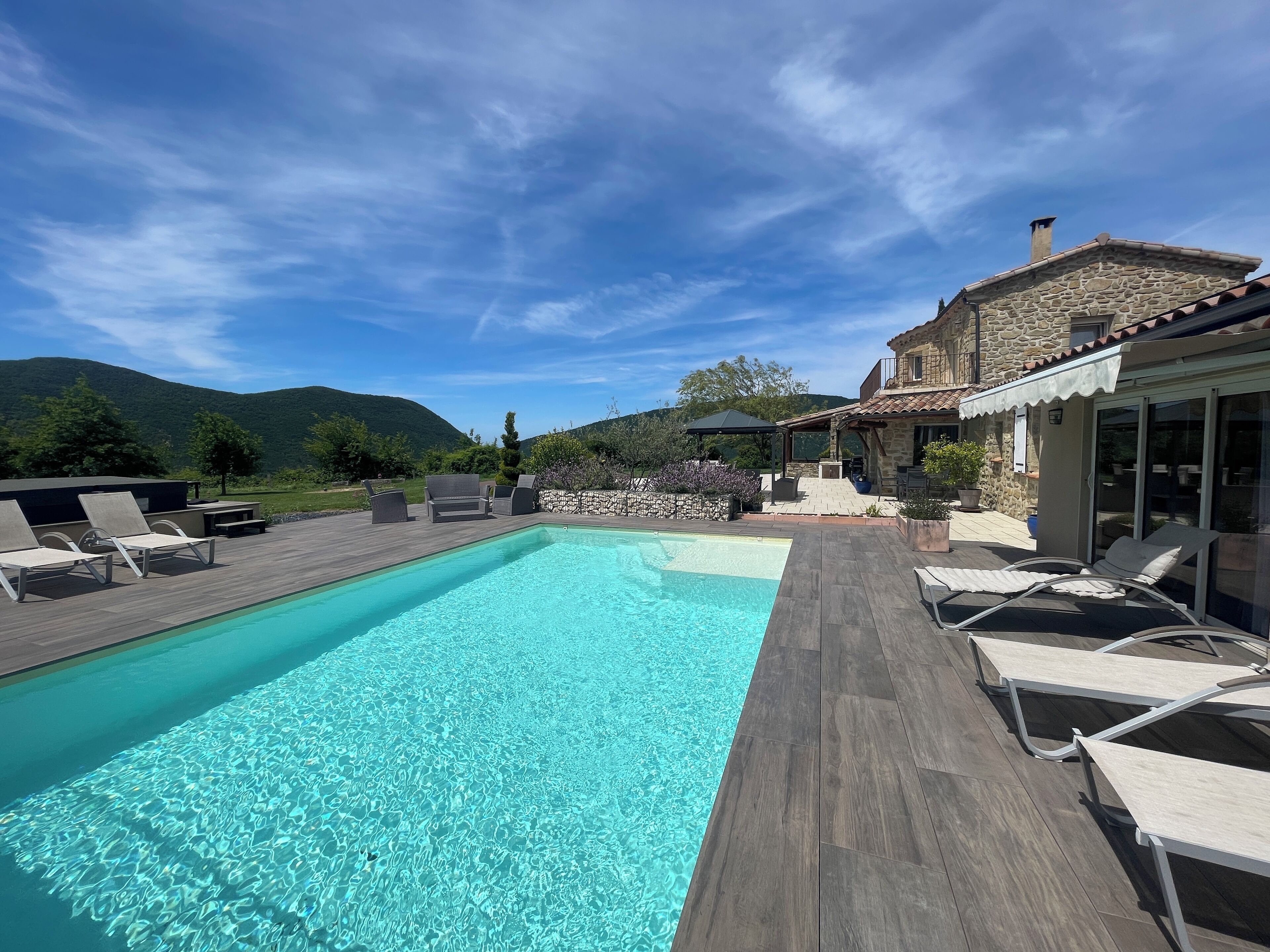 Piscina a l'aire lliure i piscina climatitzada 