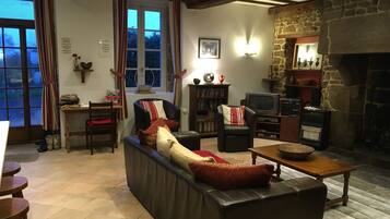 智能电视、壁炉、DVD 播放器、桌上足球